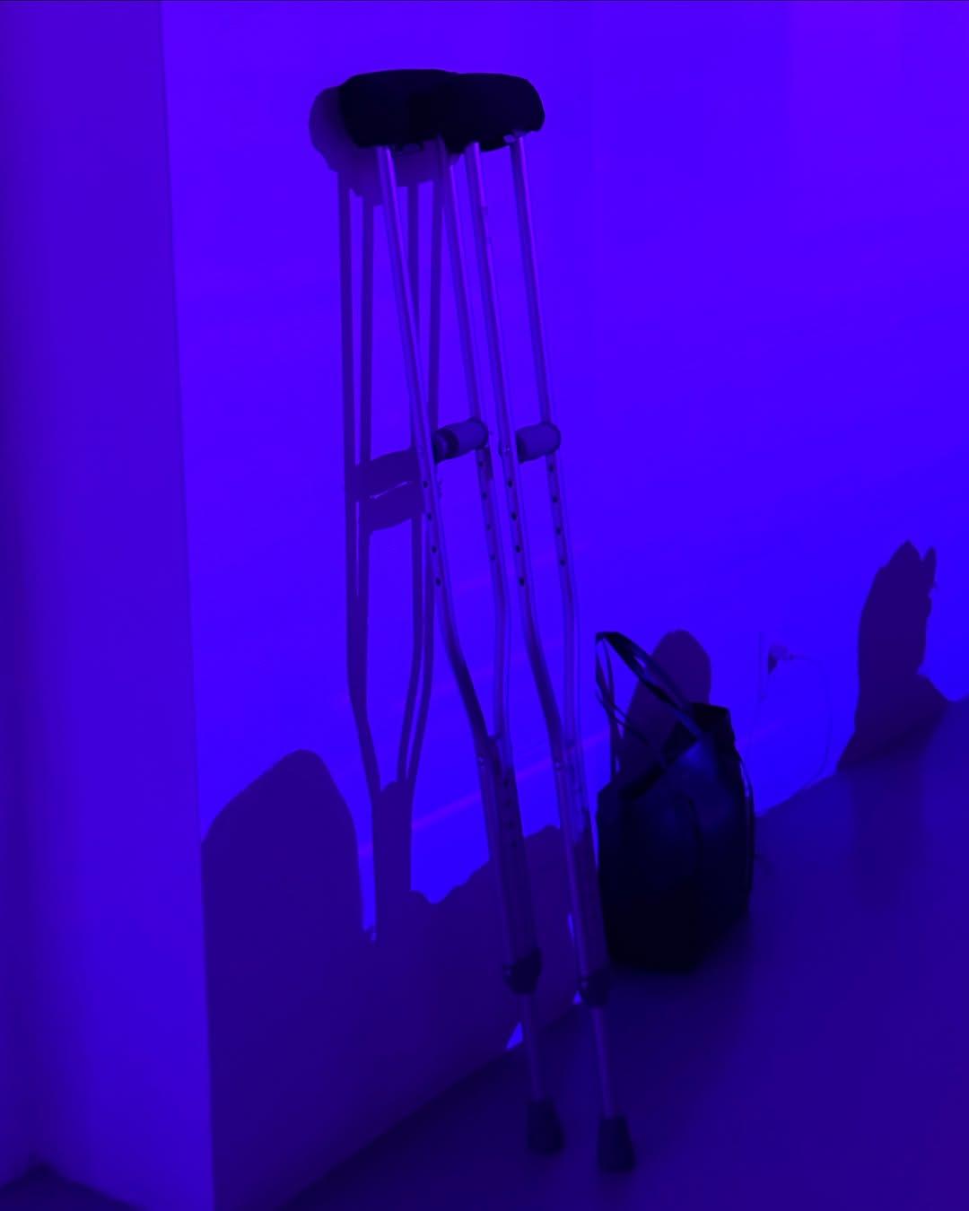 Jessica Alba's crutches