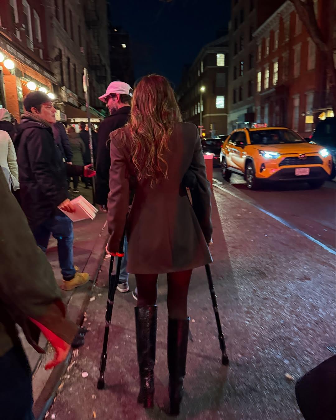 Jessica Alba using her crutches