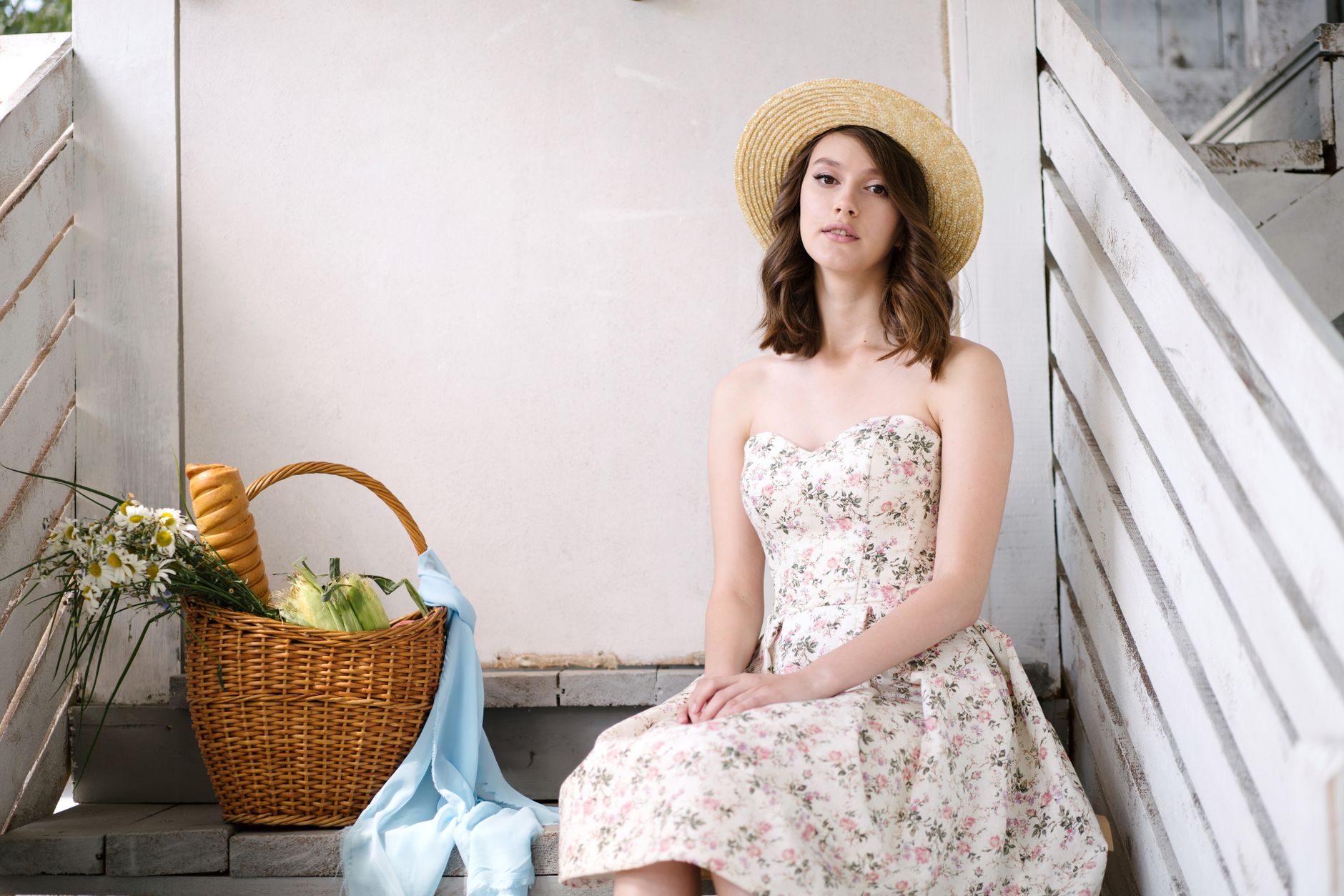 Woman wearing a tailored summer outfit with flat sandals at an outdoor event