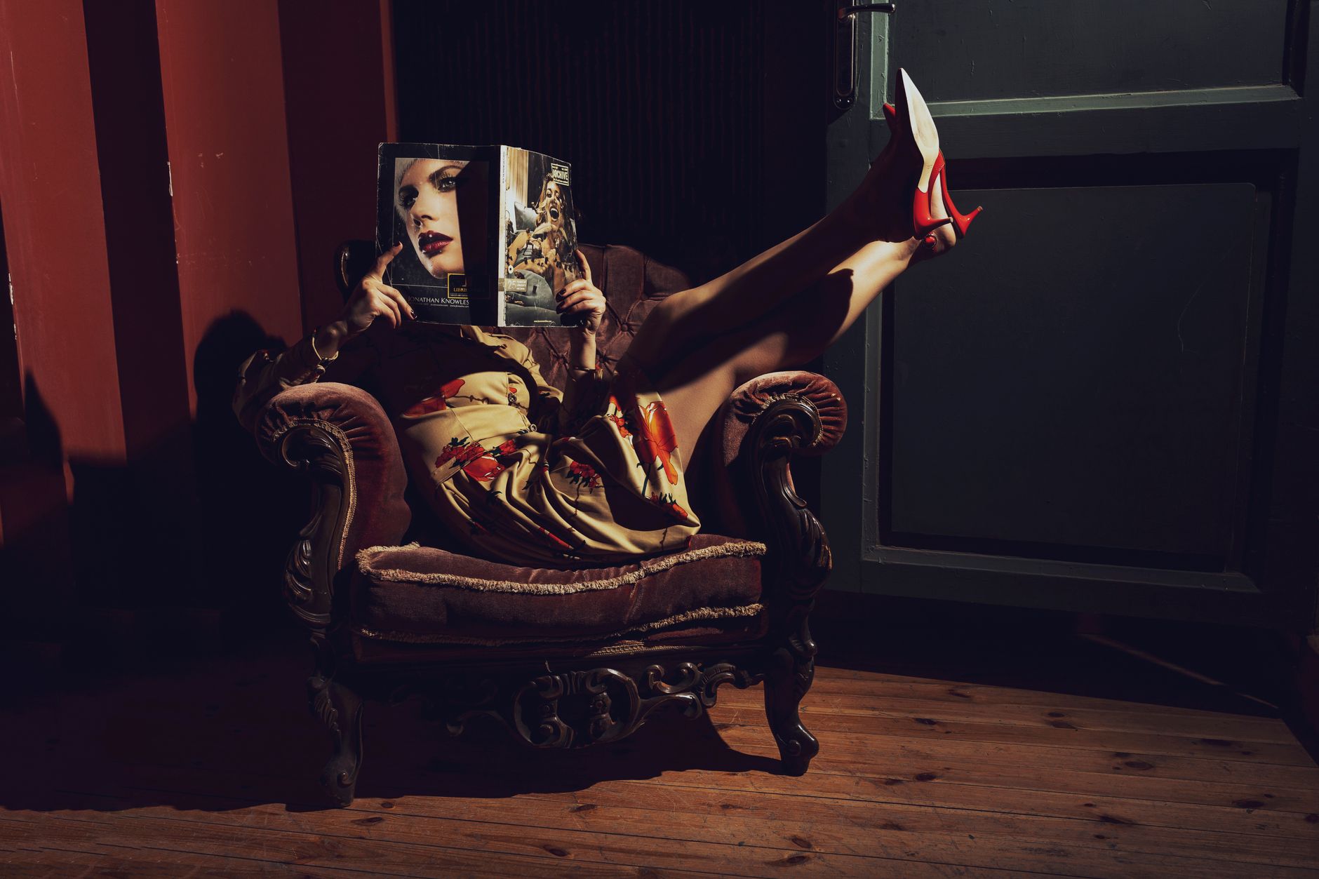 Editorial fashion image showing relaxed tailored trousers as part of a contemporary outfit